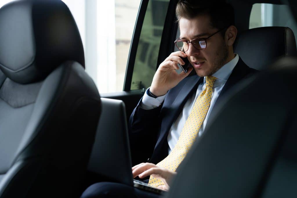 Geschäftsmann telefoniert im Taxi