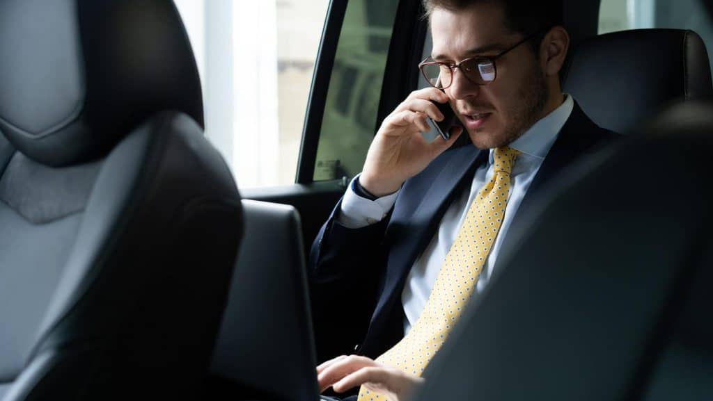 Geschäftsmann telefoniert im Taxi